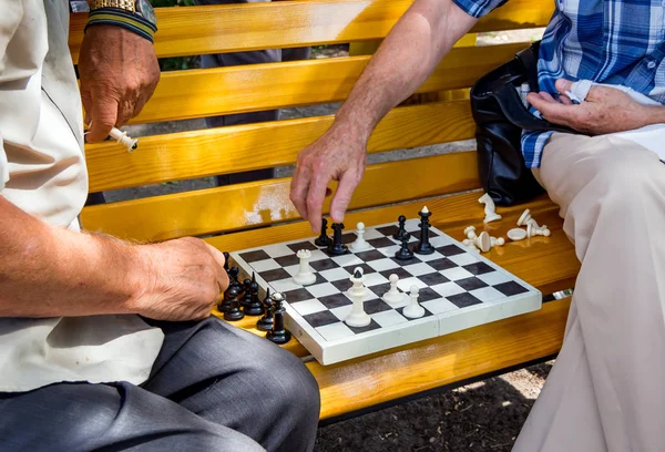 Шахматная Игра Крупным Планом Скамейке Городском Парке — стоковое фото