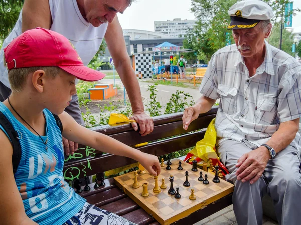 Voronezh Russia August 2018 Grandfather Grandson Playing Chess Street — Stock Photo, Image