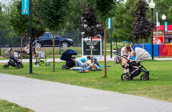 Voronezj Rusland Augustus 2018 Jonge Ouders Lopen Met Kinderen Het — Stockfoto