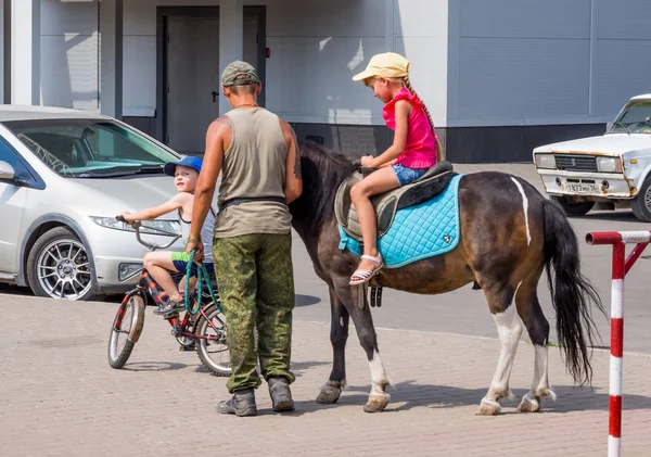 Voronezh Rússia Agosto 2018 Montar Crianças Cavalo Metrópole Moderna — Fotografia de Stock