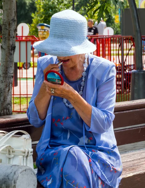Voronezh Rusia Agosto 2018 Una Anciana Pinta Los Labios Mientras — Foto de Stock