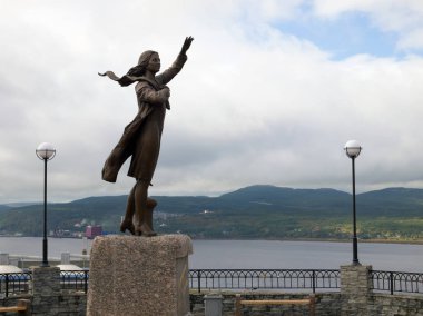 Murmansk, Rusya - 18 Ağustos 2013, Kadın Anıtı, sahilde denizcisini bekliyor
