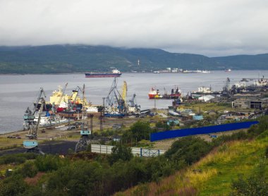 Murmansk, Rusya - 18 Ağustos 2013, Şehrin deniz limanı Murmansk ve Kola Körfezi manzarası