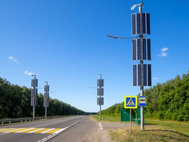 Yol bir streç aydınlatmak için güneş panelleri kullanma