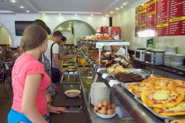 Soçi, Rusya - 30 Haziran 2014: Soçi'deki yemek salonunda yemek seçen müşteriler