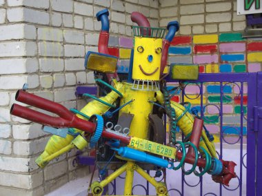 Yartsevo, Rusya - 26 Temmuz 2014: Steampunk stilinde eski araba parçalarından yapılmış robot