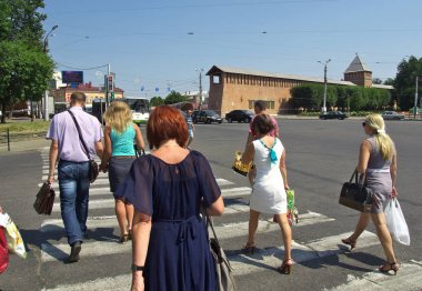 Smolensk, Rusya - 29 Temmuz 2014: Şehrin sakinleri bir yaya geçidinde karşıdan karşıya geçiyor