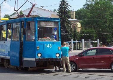 Smolensk, Rusya - 29 Temmuz 2014: Smolensk'te Smirnov caddesinde tramvayla çarpışma