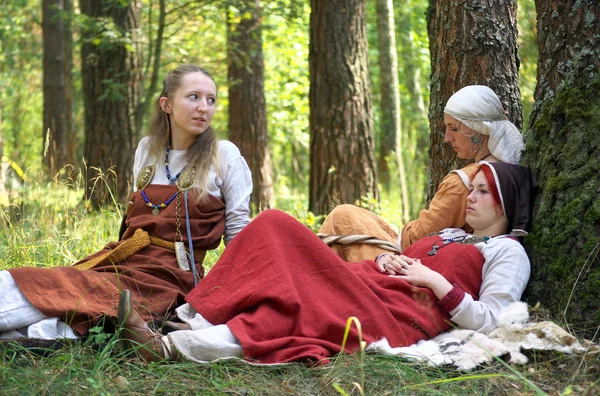 スモレンスク ロシア 2014 歴史的な再建の祭りで停止に森の中に座って古いロシアの民族のドレスの女の子 Gnezdovo — ストック写真