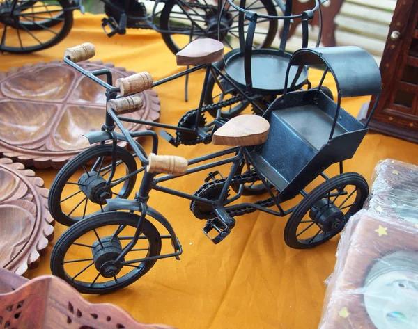 Sochi Rusia Julio 2014 Bicicletas Metal Souvenirs Feria Productos Indios —  Fotos de Stock