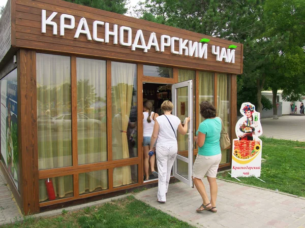 Sochi Russia July 2014 People Come Pavilion Sale Krasnodar Tea — Stockfoto