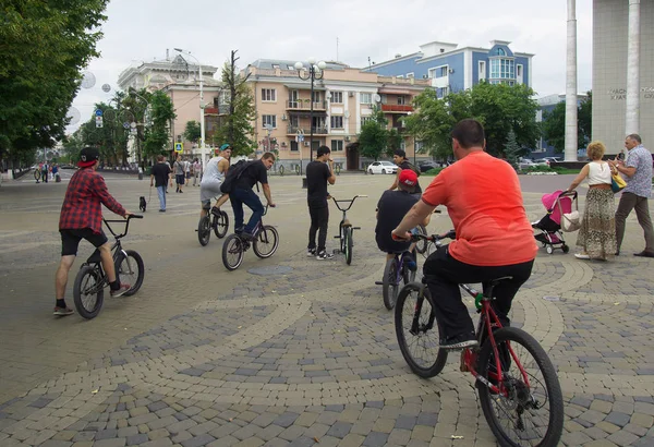 러시아 크라스노다르 2014년 06일 사이클리스트들이 거리의 크라스노다르를 달리다 — 스톡 사진