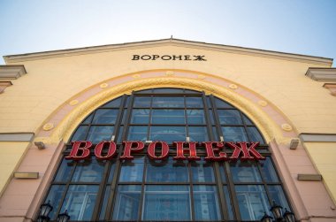 Voronej, Rusya - 6 Mayıs 2017: Önlük kenarından tren istasyonu binasının girişinin üzerindeki 