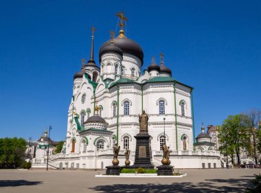 Voronej, Rusya - 6 Mayıs 2017: Voronej şehrinin Devrim caddesindeki Annunciation Katedrali'nin manzarası