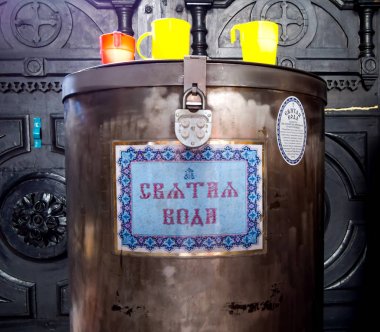 Bir Hıristiyan tapınağı içinde kutsal su tankı