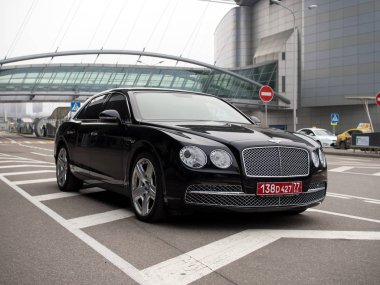 Moskova, Rusya - 07 Kasım 2015: Sheremetyevo havaalanı önünde diplomatik plakalı Executive car Bentley Flying Spur