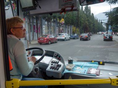 YALTA - 08 Kasım 2015: Kadın - Yalta, Kırım 'da bir tramvay otobüs güzergahının sürücüsü