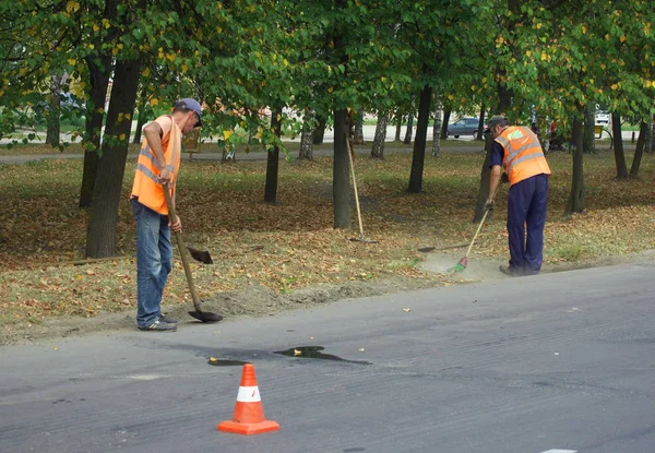 Smolensk Russland August 2014 Hausmeister Säubern Den Müll Straßenrand — Stockfoto