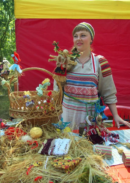 Gnezdovo Ryssland Augusti 2014 Flicka Ryss Medborgare Passar Bak Disken — Stockfoto
