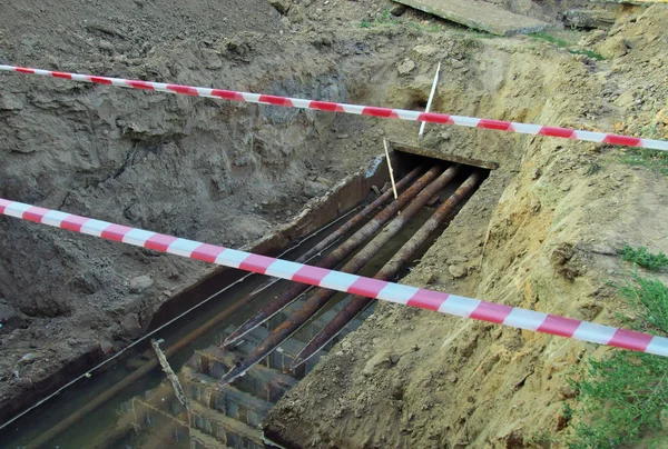 Tuberías Agua Necesitan Ser Reparados Están Una Zanja Casa —  Fotos de Stock