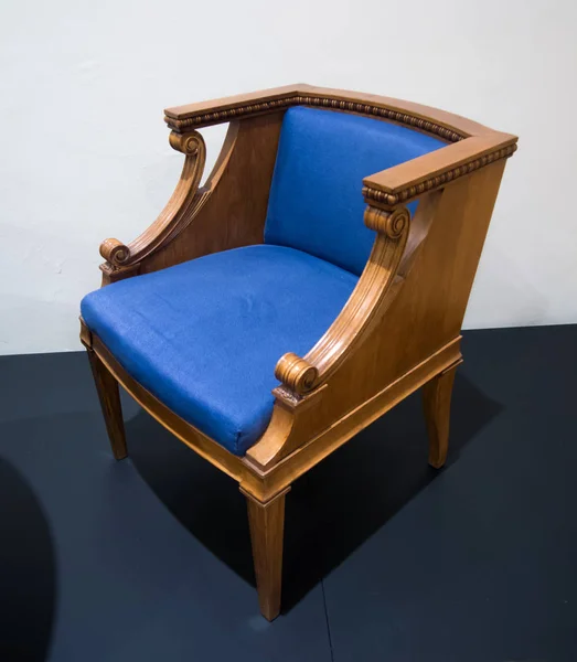 ソ連時代の青い布張りの古い椅子 — ストック写真