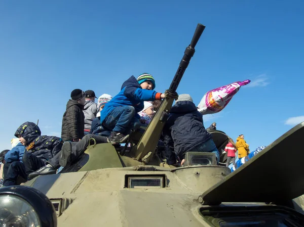 Gadjievo Rusia Mayo 2015 Los Niños Juegan Armadura Equipo Militar — Foto de Stock