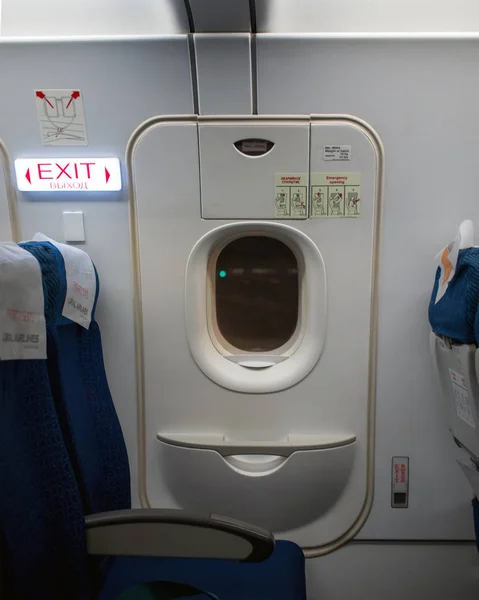 Дверь Аварийного Выхода Пассажирского Самолета — стоковое фото