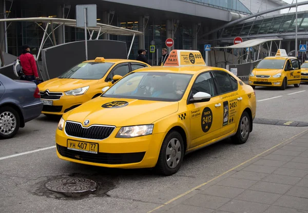 Moskova, Rusya - 07 Kasım 2015: Sheremetyevo havaalanının girişinde sarı taksi durağı
