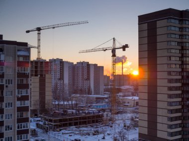 Voronej, Rusya - 16 Aralık 2015: Şafak vakti konut inşaatına bir bakış