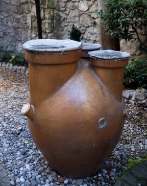 Bahçede sulama bitkiler için eski kil sürahi