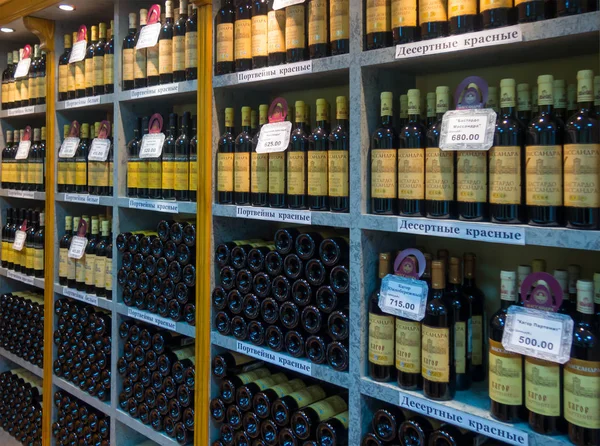 马辛德拉 克里米亚 2015年11月9日 在克里米亚马辛德拉马辛德拉公司商店出售葡萄酒的货架 — 图库照片