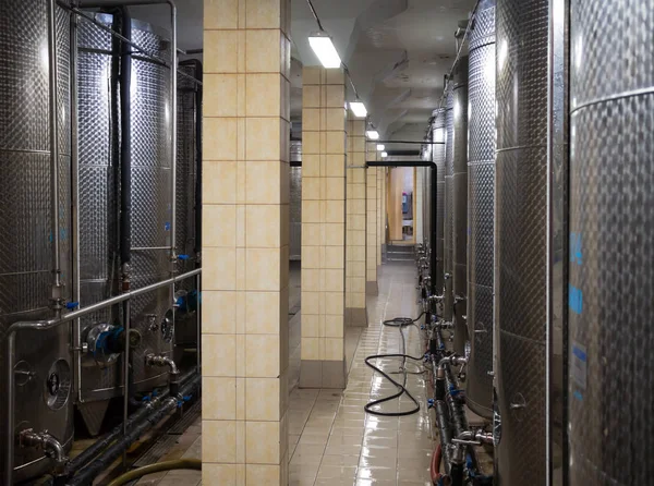 马辛德拉 克里米亚 2015年11月9日 在热处理葡萄酒的金属容器 马辛德拉酒厂 克里米亚 — 图库照片