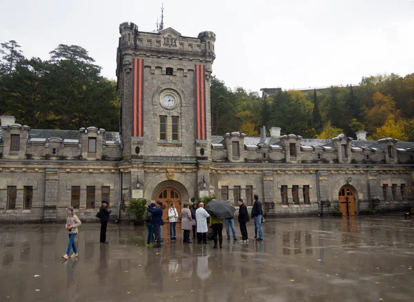 Massandra Crimea Noviembre 2015 Gente Excursión Por Territorio Fábrica Vino —  Fotos de Stock