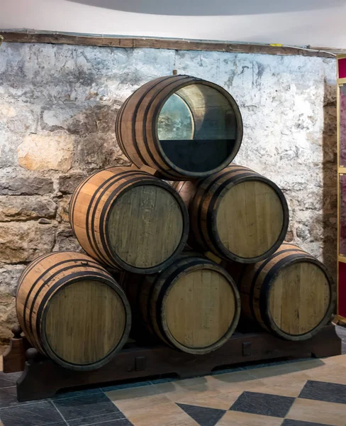 橡木桶葡萄酒在切 马森德拉葡萄酒厂博物馆 克里米亚 — 图库照片
