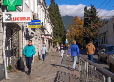 Yalta, Kırım - 13 Kasım 2015: Yalta Sadovaya Caddesi boyunca insanlar akıyor