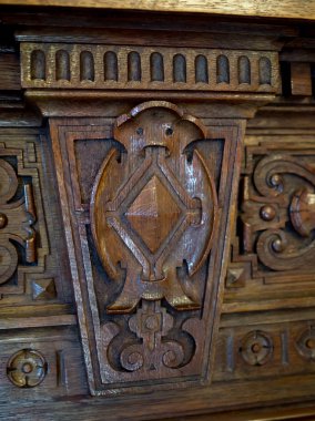 Bir baykuş şeklinde oyulmuş antika mobilya tasarım elemanı