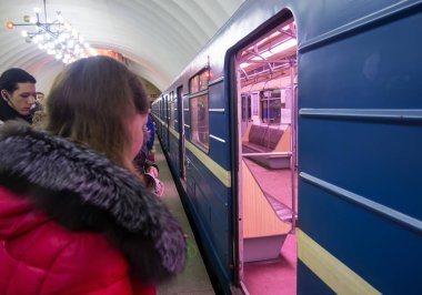Saint-Petersburg, 07 Şubat 2016: Açık kapı metro treninde duran insanlar