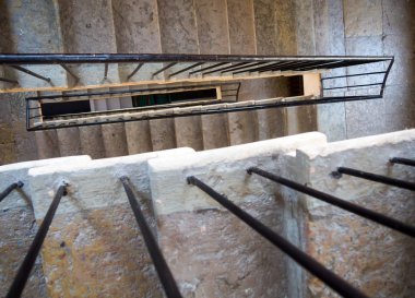 Evin girişinde bir tırabzan ile eski merdiven parçası