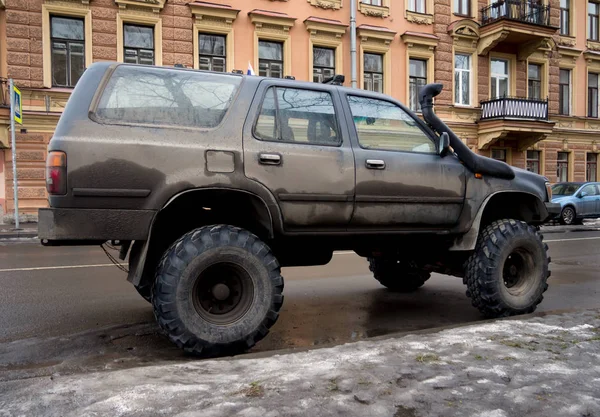 俄罗斯圣彼得堡 2016年3月6日 在圣彼得堡街头的调谐Suv车 — 图库照片