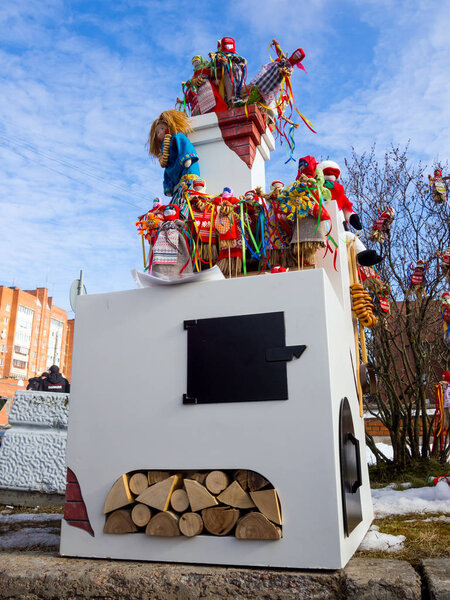 Столешница с сувенирами на Масленицу Вторник в виде русской печи

