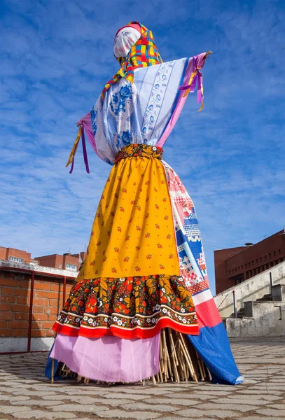 Espantapájaros Muñeca Vestida Con Ropa Shrovetide Ruso —  Fotos de Stock