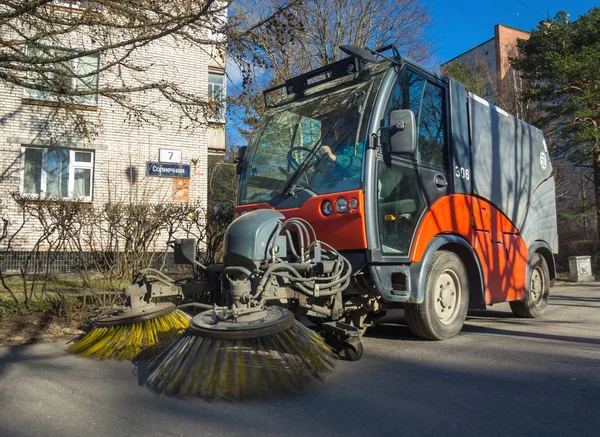 Sosnový Bor Rusko Duben 2016 Čištění Ulic Města Pomocí Subkompaktního — Stock fotografie