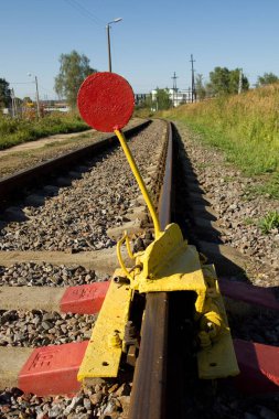 Tren rayları üzerindeki trenlerin hareketini engelleyen cihaz