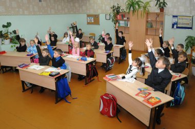 Gajievo, Rusya - 09 Eylül 2010: Birinci sınıflar öğretmenin sorusunu yanıtlamaya hazır