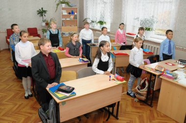 Gajievo, Rusya - 09 Eylül 2010: Çocuklar ders başlamadan önce öğretmeni selamlıyor