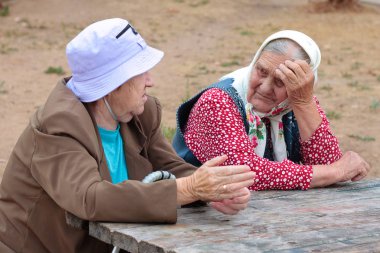 Jartcevo, Rusya - 18 Ağustos 2010: Emeklinin büyükanneleri masada oturuyor