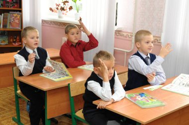 Gadjievo, Rusya - 2 Eylül 2010: Birinci sınıflar soruya cevap vermeye hazır
