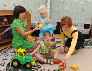 Gadjievo, Rusya - 16 Eylül 2010: Anaokulu öğretmenleri çocuklarla oynuyor