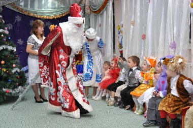 Gadjievo, Rusya - 24 Aralık 2010: Noel Baba ve Snow Maiden çocuklarla konuşuyor