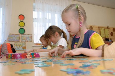 Gadjievo, Rusya - 03 Mart 2011: Masadaki kızlar bulmaca oynuyor